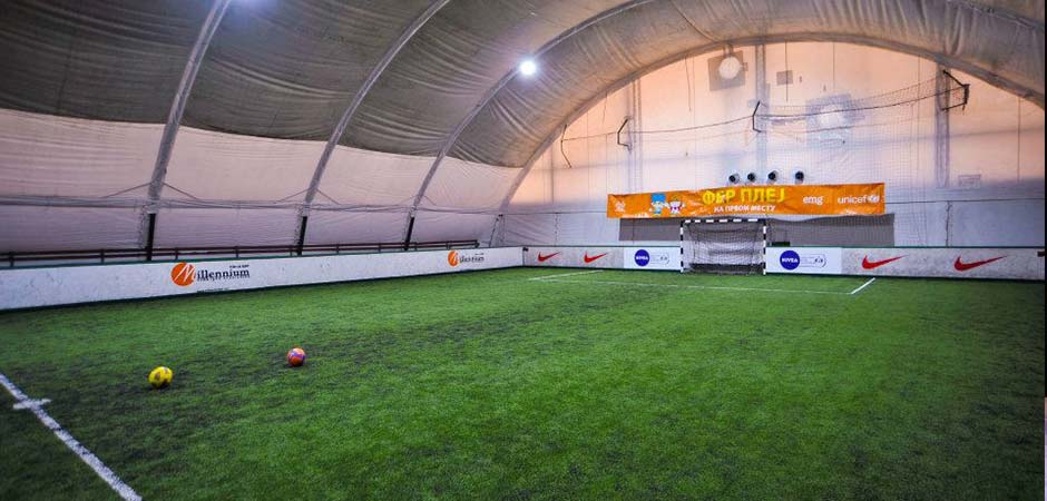 BALON-I-KLUB-MALOG-FUDBALA-CRVENO-CRNO-BEOGRAD